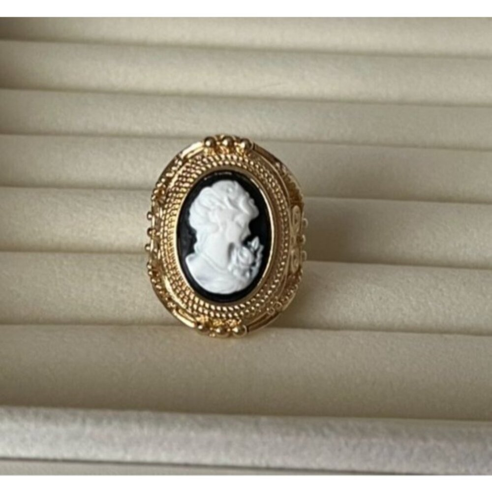 Gold Tone Cameo Ring Black & White Lady Oval Size 7.5
